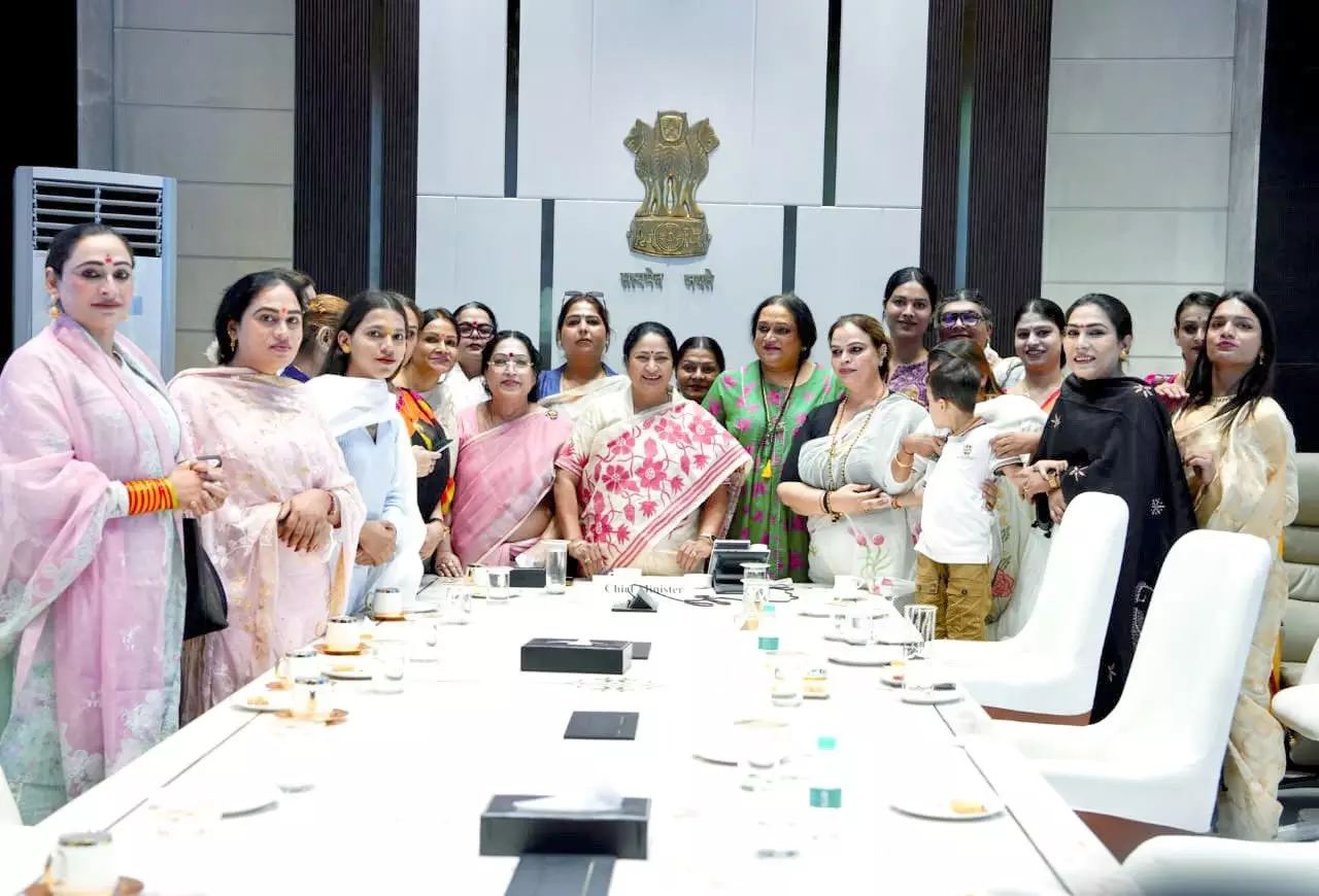 New Delhi: मुख्यमंत्री रेखा गुप्ता ने ट्रांसजेंडर समुदाय से किया संवाद New Delhi: मुख्यमंत्री रेखा गुप्ता ने ट्रांसजेंडर समुदाय से किया संवाद