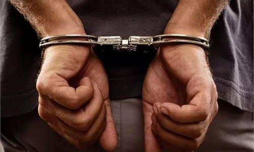 महिला की बहादुरी से पकड़े गए स्नेचर, भाग रहे थे मोबाइल छिनकर