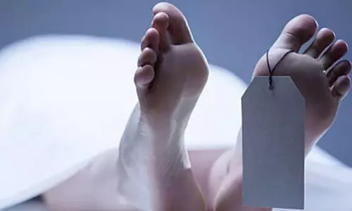 महिला ने पुलिस बुलाई तो युवक फंदे पर झूला