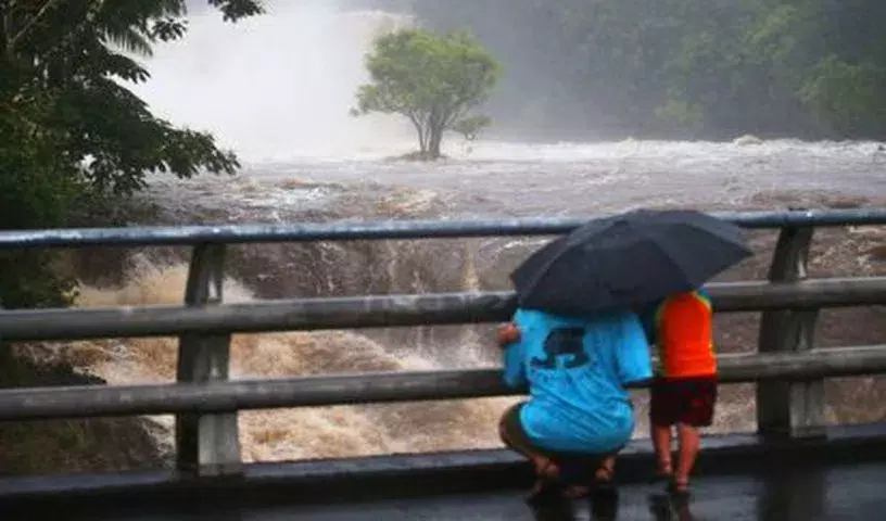 Floods in Hawaii: बांध टूटने के डर से बड़े पैमाने पर लोगों को सुरक्षित स्थानों पर पहुंचाया गया Floods in Hawaii: बांध टूटने के डर से बड़े पैमाने पर लोगों को सुरक्षित स्थानों पर पहुंचाया गया