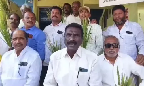 Video: तेलंगाना में नकली धान के बीजों को लेकर किसानों का विरोध प्रदर्शन Video: तेलंगाना में नकली धान के बीजों को लेकर किसानों का विरोध प्रदर्शन