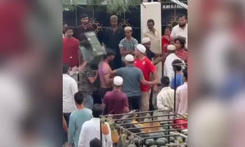 Hyderabad’s के मल्लेपल्ली में धीरे अनानास काटने पर हुई झड़प Hyderabad’s के मल्लेपल्ली में धीरे अनानास काटने पर हुई झड़प