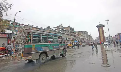 Srinagar लोगों से यातायात परामर्शों का पालन करने का आग्रह Srinagar लोगों से यातायात परामर्शों का पालन करने का आग्रह