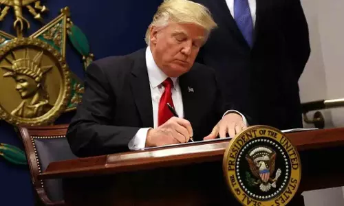 Trump ने एक ही वाक्य में खुद को शर्मिंदा किया और जापान के PM को अपमानित किया Trump ने एक ही वाक्य में खुद को शर्मिंदा किया और जापान के PM को अपमानित किया