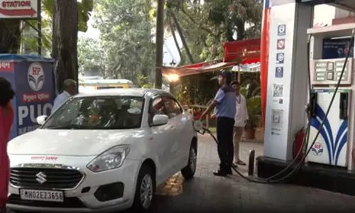 प्रीमियम पेट्रोल महंगा: देशभर में मिली-जुली प्रतिक्रिया, आम लोगों पर सीमित असर, लेकिन बढ़ती कीमतों को लेकर चिंता प्रीमियम पेट्रोल महंगा: देशभर में मिली-जुली प्रतिक्रिया, आम लोगों पर सीमित असर, लेकिन बढ़ती कीमतों को लेकर चिंता