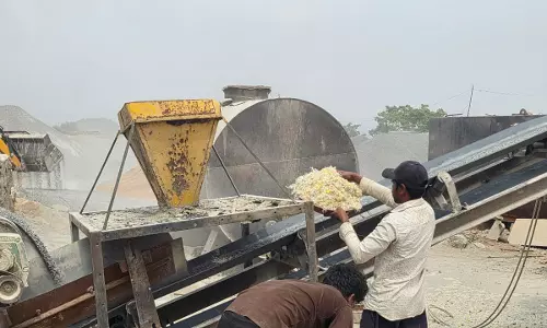 कचरा भी कमाई का साधन बना कचरा भी कमाई का साधन बना