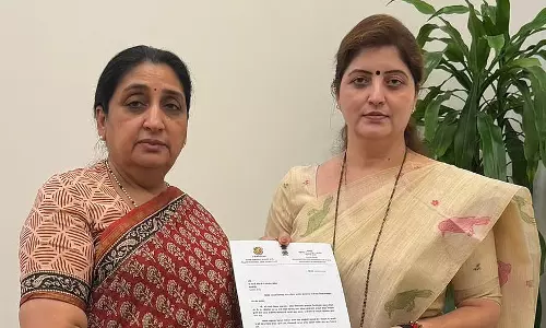 विवादों के बीच Rupali चाकणकर के इस्तीफ़े से महाराष्ट्र में सियासी तूफ़ान खड़ा हो गया है विवादों के बीच Rupali चाकणकर के इस्तीफ़े से महाराष्ट्र में सियासी तूफ़ान खड़ा हो गया है