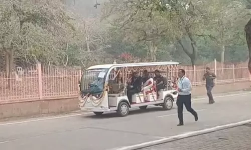 मथुरा के गोवर्धन पहुंचीं राष्ट्रपति द्रौपदी मुर्मु