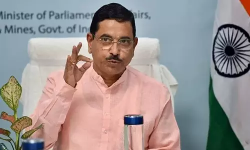 Mango की फ़सल तबाह, कलघाटगी के किसान संकट में; प्रह्लाद जोशी ने सर्वे और राहत के निर्देश दिए Mango की फ़सल तबाह, कलघाटगी के किसान संकट में; प्रह्लाद जोशी ने सर्वे और राहत के निर्देश दिए