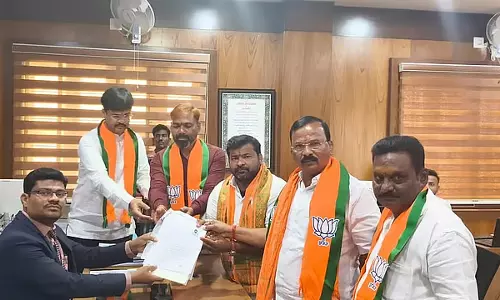 दावणगेरे दक्षिण उपचुनाव: BJP उम्मीदवार श्रीनिवास ने नामांकन दाखिल किया, जीत को लेकर आश्वस्त दावणगेरे दक्षिण उपचुनाव: BJP उम्मीदवार श्रीनिवास ने नामांकन दाखिल किया, जीत को लेकर आश्वस्त
