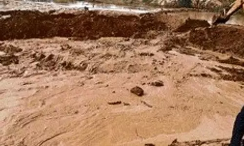 Maharashtra: ठाणे में अवैध रेत खनन रैकेट का भंडाफोड़, 90 लाख की मशीनरी नष्ट Maharashtra: ठाणे में अवैध रेत खनन रैकेट का भंडाफोड़, 90 लाख की मशीनरी नष्ट