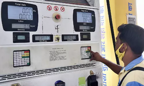 Delhi : औद्योगिक डीज़ल की क़ीमत में 25% की बढ़ोतरी, महंगाई को दे सकती है बढ़ावा Delhi : औद्योगिक डीज़ल की क़ीमत में 25% की बढ़ोतरी, महंगाई को दे सकती है बढ़ावा