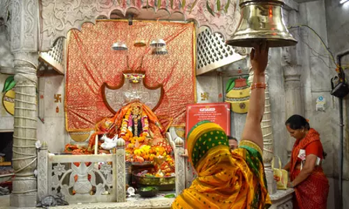 नवरात्रि का तीसरा दिन: मां चंद्रघंटा की आराधना से मिलता है शांति और साहस का आशीर्वाद