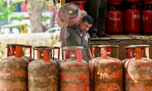सरकार ने व्यावसायिक संस्थाओं के लिए गैस कंपनियों को PNG कनेक्शन को प्राथमिकता देने की दी सलाह सरकार ने व्यावसायिक संस्थाओं के लिए गैस कंपनियों को PNG कनेक्शन को प्राथमिकता देने की दी सलाह