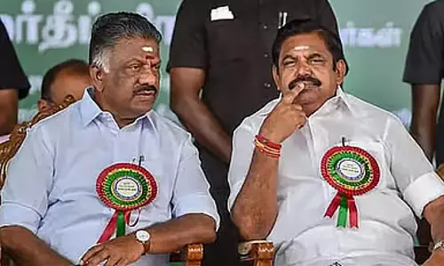विजय ने EPS का दरवाज़ा खटखटाया: O. Panneerselvam विजय ने EPS का दरवाज़ा खटखटाया: O. Panneerselvam
