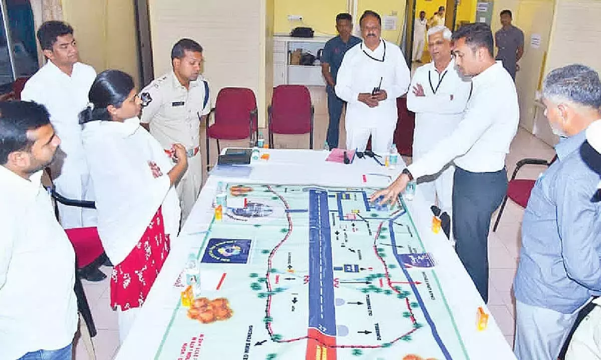 Andhra: कलेक्टर और SP ने पुट्टपर्थी हवाई अड्डे पर सुरक्षा तैयारियों की समीक्षा की