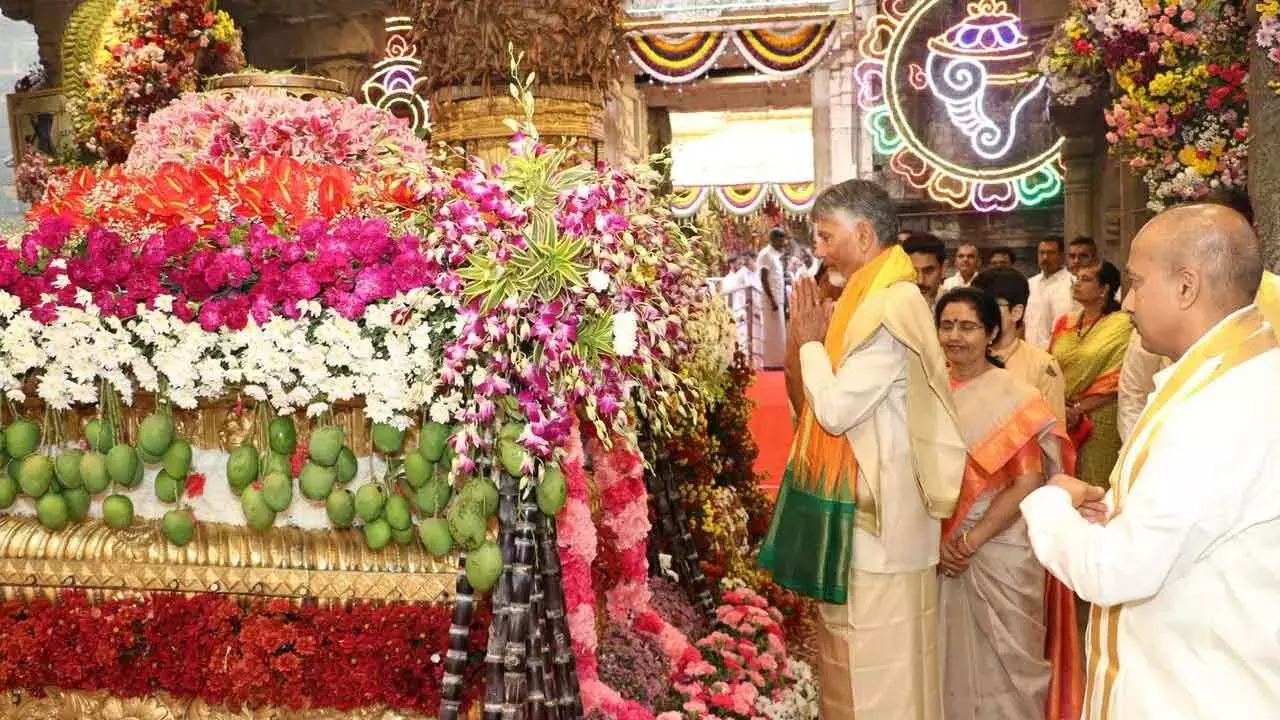 CM नायडू ने अपने पोते के जन्मदिन पर तिरुमाला में पूजा-अर्चना की CM नायडू ने अपने पोते के जन्मदिन पर तिरुमाला में पूजा-अर्चना की