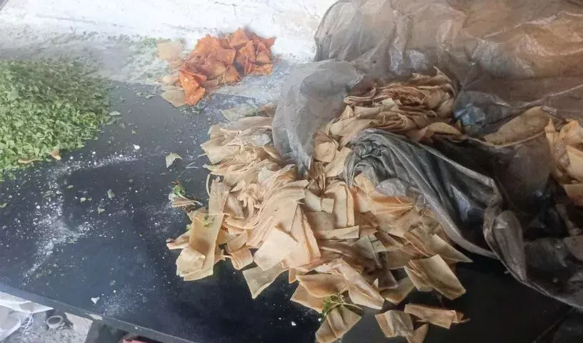 Hyderabad police ने जियागुडा में अवैध समोसा यूनिट का भंडाफोड़ किया, 5 लाख रुपये का खाद्य सामग्री ज़ब्त