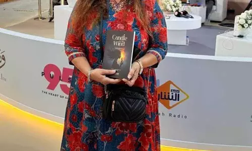Jyoti Bawa की कैंडल इन द विंड समाज द्वारा नज़रअंदाज़ की गई समस्याओं पर प्रकाश डालती है