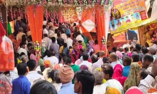 Lucknow: नवरात्रि पर लाखों श्रद्धालुओं ने किए देवी मंदिरों में दर्शन Lucknow: नवरात्रि पर लाखों श्रद्धालुओं ने किए देवी मंदिरों में दर्शन