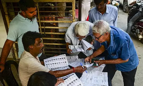 टिकट को लेकर बगावत और SIR मतदाताओं में उथल-पुथल ने बंगाल के चुनावी मुकाबले में अस्थिरता बढ़ा दी टिकट को लेकर बगावत और SIR मतदाताओं में उथल-पुथल ने बंगाल के चुनावी मुकाबले में अस्थिरता बढ़ा दी