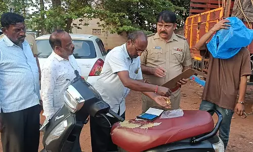 Vijayapura: महिला की शादी की अंगूठी छीनकर फरार हुआ आरोपी गिरफ्तार Vijayapura: महिला की शादी की अंगूठी छीनकर फरार हुआ आरोपी गिरफ्तार