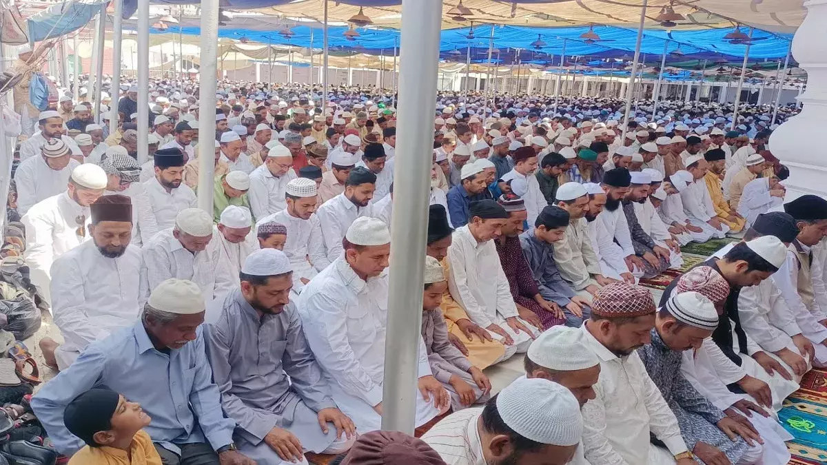 Lucknow: हजरतगंज में ईद की नमाज़ अदा, हजारों लोग शामिल Lucknow: हजरतगंज में ईद की नमाज़ अदा, हजारों लोग शामिल
