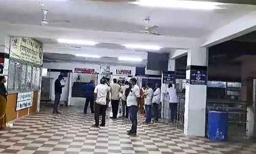 Mayurbhanj में क्रूर हमले में स्कूल वार्डन की हत्या, प्रिंसिपल की हालत गंभीर Mayurbhanj में क्रूर हमले में स्कूल वार्डन की हत्या, प्रिंसिपल की हालत गंभीर