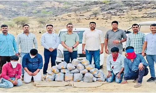 Pune : ₹19.93 लाख का 72 किलो गांजा ज़ब्त, 4 गिरफ़्तार Pune : ₹19.93 लाख का 72 किलो गांजा ज़ब्त, 4 गिरफ़्तार