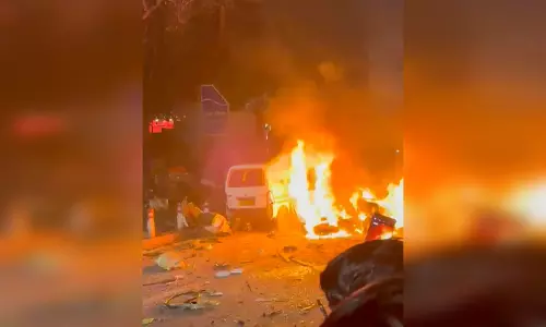 चलती कार में आग लगी, चिकित्सक की पत्नी जिंदा जली
