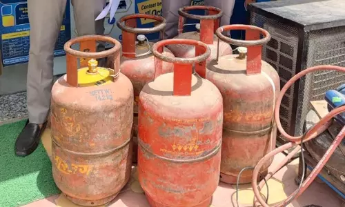 Farrukhabad: गैस एजेंसी पर दबंगई, जबरन सिलेंडर ले जाने का मामला Farrukhabad: गैस एजेंसी पर दबंगई, जबरन सिलेंडर ले जाने का मामला