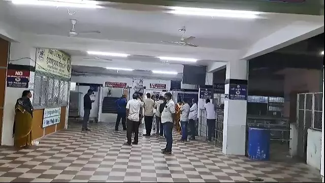 Mayurbhanj में बदमाशों ने स्कूल की वार्डन पर हमला किया, हेडमिस्ट्रेस घायल Mayurbhanj में बदमाशों ने स्कूल की वार्डन पर हमला किया, हेडमिस्ट्रेस घायल