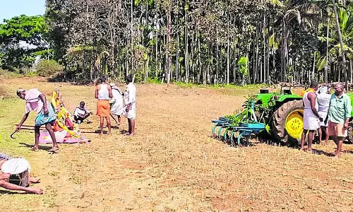 Mattihalli : जिन किसानों ने गड्ढे खोदने के लिए ट्रैक्टरों का इस्तेमाल किया Mattihalli : जिन किसानों ने गड्ढे खोदने के लिए ट्रैक्टरों का इस्तेमाल किया