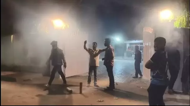 भुवनेश्वर में BJD के सीनियर नेता प्रताप जेना के घर के बाहर भीड़ ने हंगामा किया भुवनेश्वर में BJD के सीनियर नेता प्रताप जेना के घर के बाहर भीड़ ने हंगामा किया