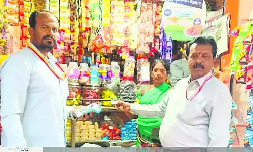Malur : प्लास्टिक कवर, दुकानों पर जुर्माना Malur : प्लास्टिक कवर, दुकानों पर जुर्माना