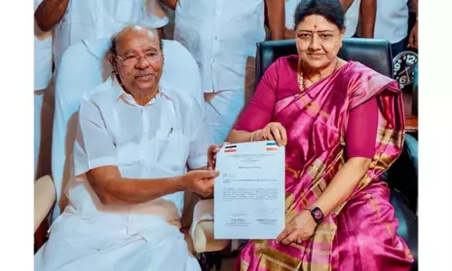 रामदास और शशिकला ने नया राजनीतिक गठबंधन बनाने के लिए हाथ मिलाया