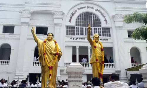 AIADMK ने करुणानिधि की 2011 की Delhi यात्रा पर सवाल उठाए AIADMK ने करुणानिधि की 2011 की Delhi यात्रा पर सवाल उठाए