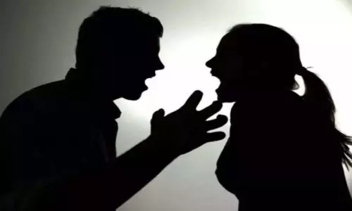 शराब को लेकर हुए विवाद में पत्नी की पीट-पीटकर हत्या, चेहरे पर मोबाइल फोन फेंका शराब को लेकर हुए विवाद में पत्नी की पीट-पीटकर हत्या, चेहरे पर मोबाइल फोन फेंका