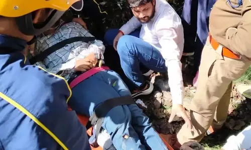 Nainital: कार खाई में गिरी, नैनीताल में मचा हड़कंप Nainital: कार खाई में गिरी, नैनीताल में मचा हड़कंप
