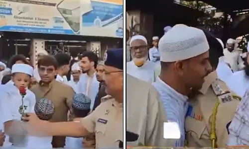Mumbai : मुंब्रा पुलिस ने गुलाब बांटकर मनाई ईद, एकता और सद्भाव का संदेश फैलाया