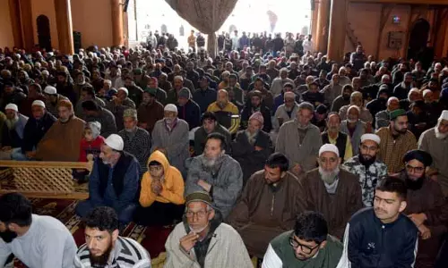 SRINAGAR: पूरे कश्मीर में जुमा-उल-विदा मनाया गया SRINAGAR: पूरे कश्मीर में जुमा-उल-विदा मनाया गया