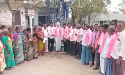 Malkapur के लोगों ने स्टेशन घनापुर विधायक कादियाम श्रीहरि फोटो को पत्र दिया Malkapur के लोगों ने स्टेशन घनापुर विधायक कादियाम श्रीहरि फोटो को पत्र दिया