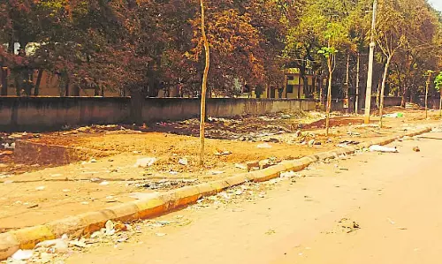 Badami : बनशंकरी मंदिर के आसपास कचरा Badami : बनशंकरी मंदिर के आसपास कचरा