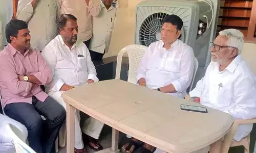 Minister श्रीधर बाबू और अड्लूरी ने कांग्रेस नेता जीवन रेड्डी से मुलाक़ात की Minister श्रीधर बाबू और अड्लूरी ने कांग्रेस नेता जीवन रेड्डी से मुलाक़ात की