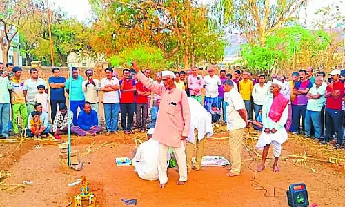 इस साल बारिश और फ़सलें अच्छी हैं: Nagappa Chindi. इस साल बारिश और फ़सलें अच्छी हैं: Nagappa Chindi.