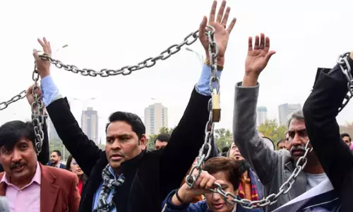 पत्रकार के खिलाफ मामले से प्रेस की आज़ादी पर चिंता बढ़ी, Pakistan की आलोचना पत्रकार के खिलाफ मामले से प्रेस की आज़ादी पर चिंता बढ़ी, Pakistan की आलोचना