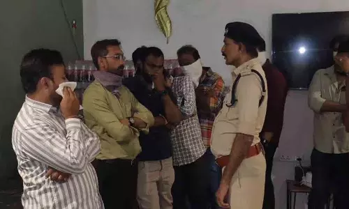 हुक्का सेंटरों पर ACP की छापेमारी: 37 युवक गिरफ्तार हुक्का सेंटरों पर ACP की छापेमारी: 37 युवक गिरफ्तार