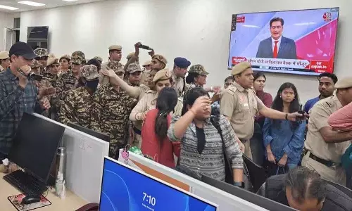 UNI न्यूज़ एजेंसी के दफ़्तर की घेराबंदी... 50 पत्रकारों को बाहर निकाला गया UNI न्यूज़ एजेंसी के दफ़्तर की घेराबंदी... 50 पत्रकारों को बाहर निकाला गया