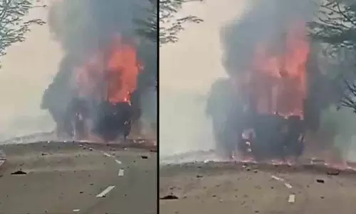 पटाखों के धमाकों के कारण lorry में लगी भीषण आग