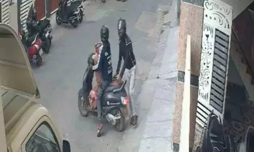 गैस की किल्लत के बीच दो लोगों ने gas cylinder चुरा लिए गैस की किल्लत के बीच दो लोगों ने gas cylinder चुरा लिए